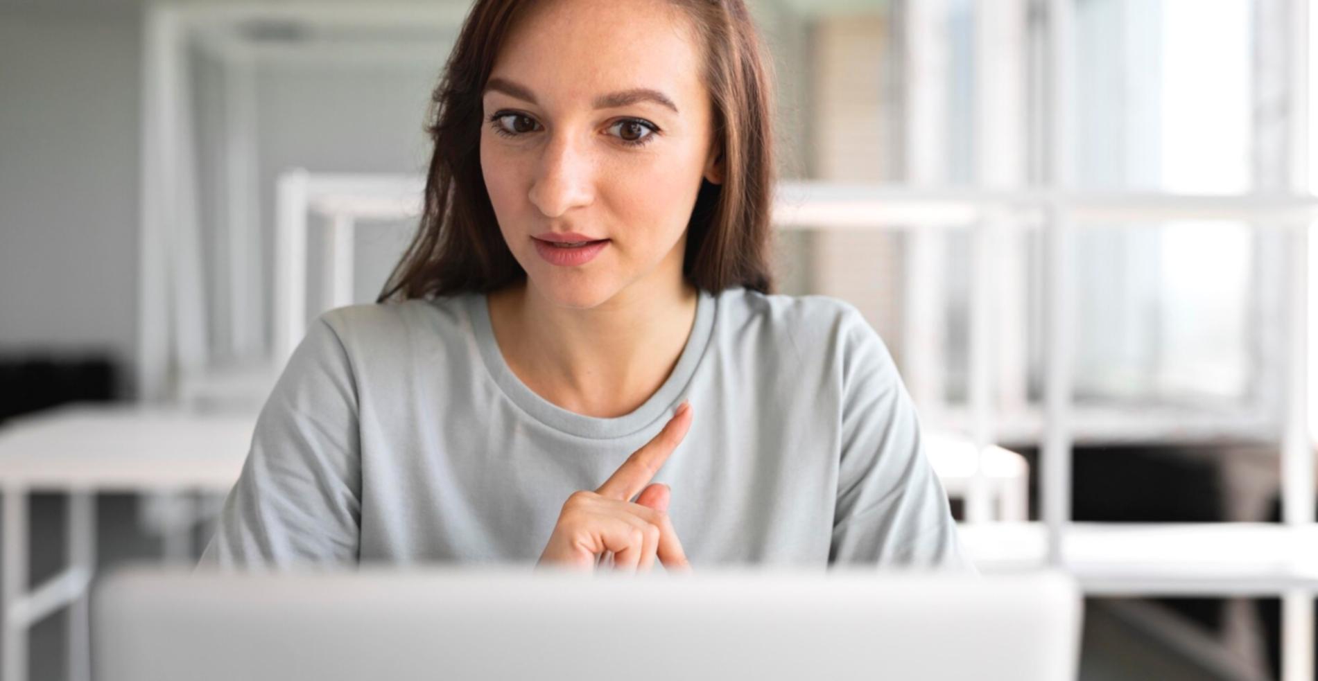 Estudiantes trabajando en ejercicios prácticos de planificación financiera